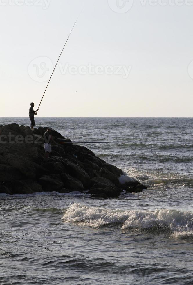 uomo nel Cuba pesca a il costa foto