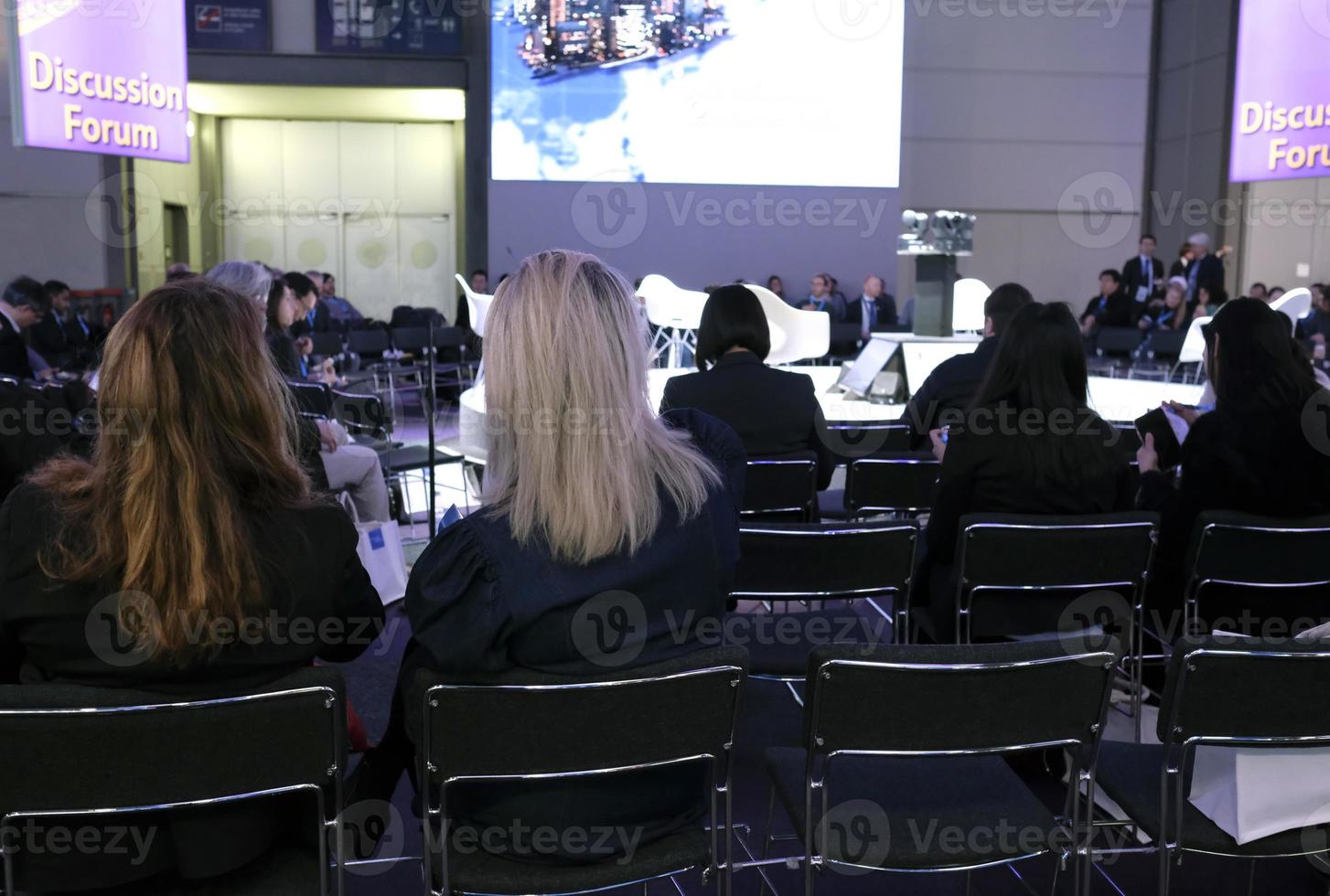 pubblico membri a un' conferenza Seguire il presentazione su palcoscenico foto