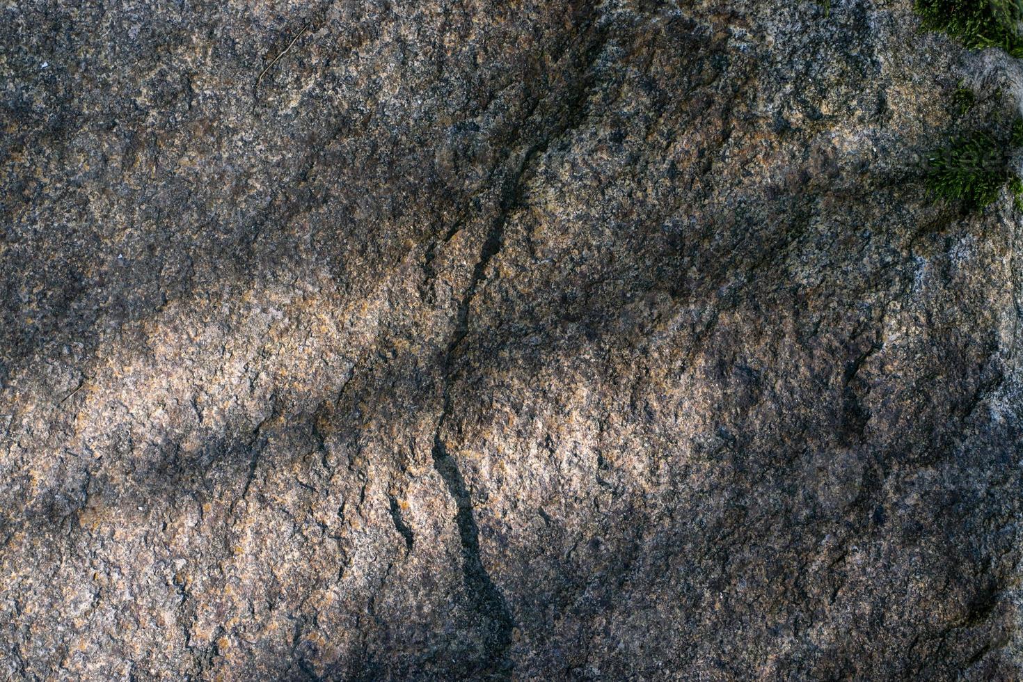 crudo granito roccia struttura sfondo. frammento di naturale pietra parete. foto