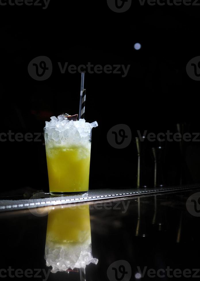 bellissimo cocktail nel un' bicchiere con un' buio sfondo foto