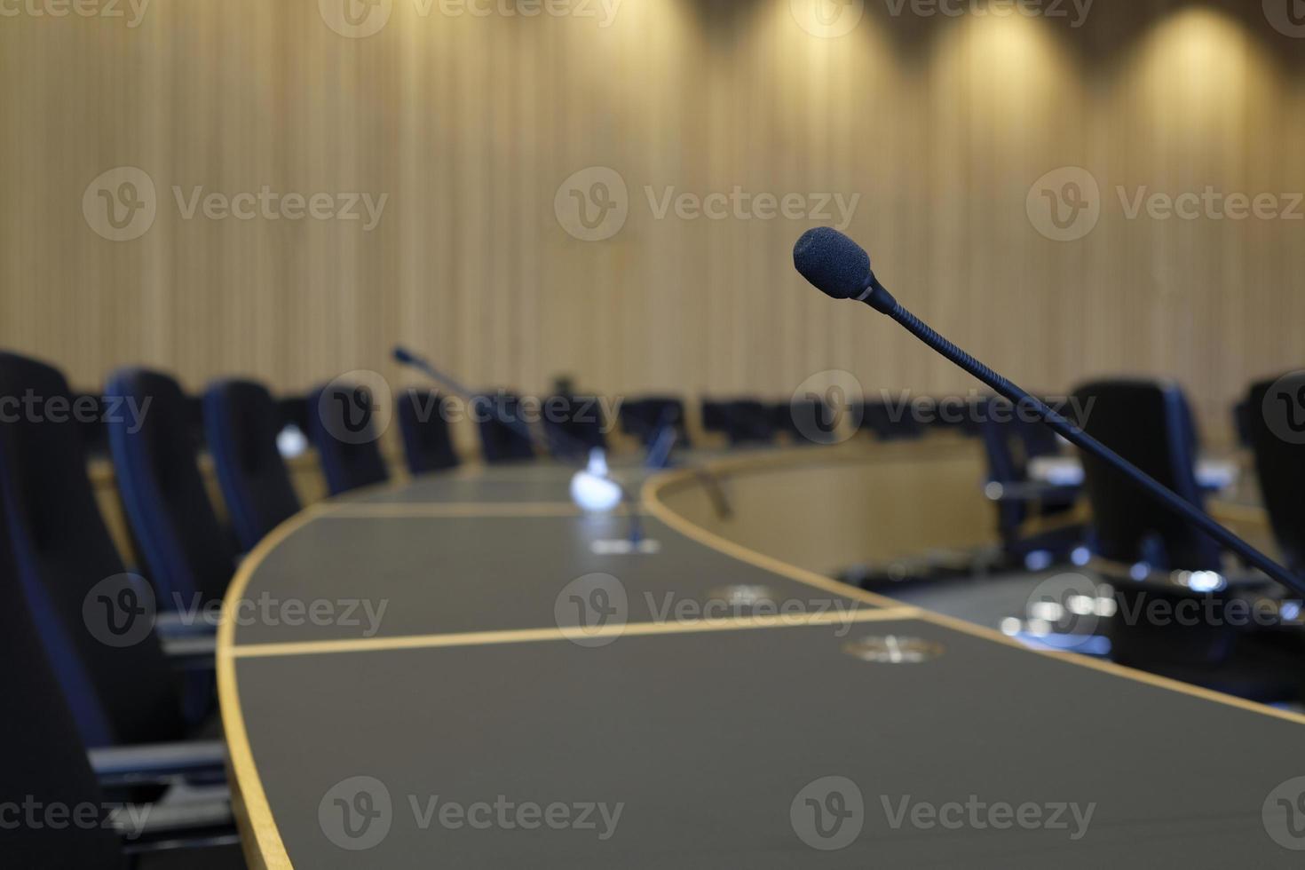 conferenza camera con di legno muri e microfoni a ogni posto a sedere foto