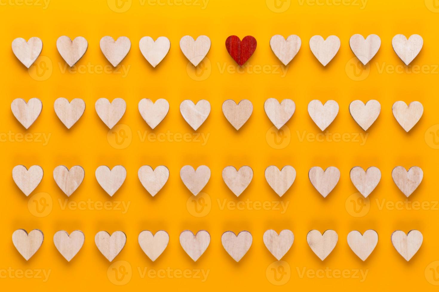 contento san valentino giorno sfondo. con piccolo colore cuori su giallo sfondo. foto