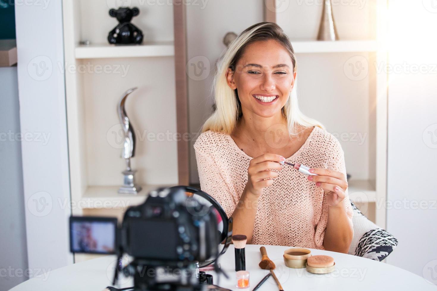 bellissimo naturale donna professionale bellezza vlogger o blogger vivere emittente cosmetico trucco lezione virale video clip di telecamera condivisione su sociale media foto