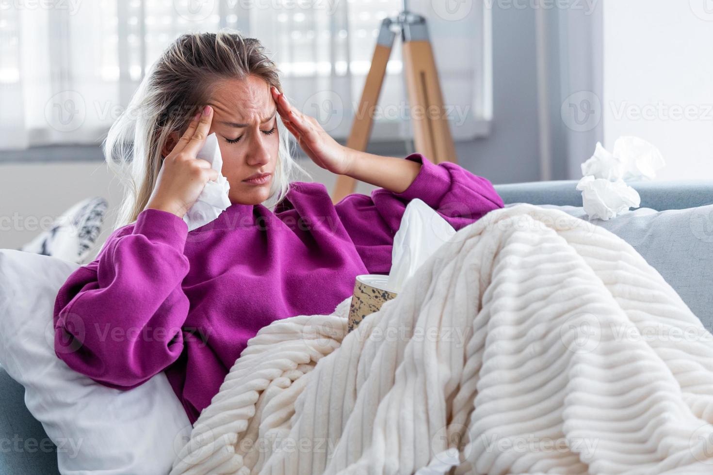 malato donna con mal di testa seduta sotto il lenzuolo. malato donna con di stagione infezioni, influenza, allergia dire bugie nel letto. malato donna coperto con un' coperta dire bugie nel letto con alto febbre e un' influenza, riposo. foto