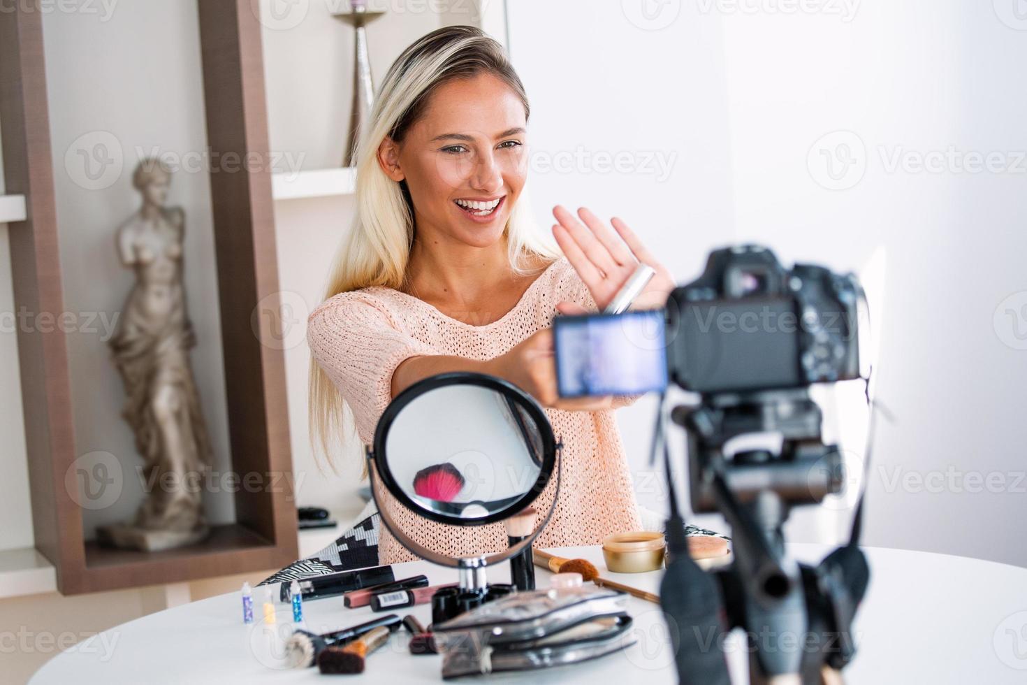 bellissimo giovane femmina blogger registrazione video blog video con trucco cosmetico a casa in linea influencer su sociale media concept.live streaming virale foto