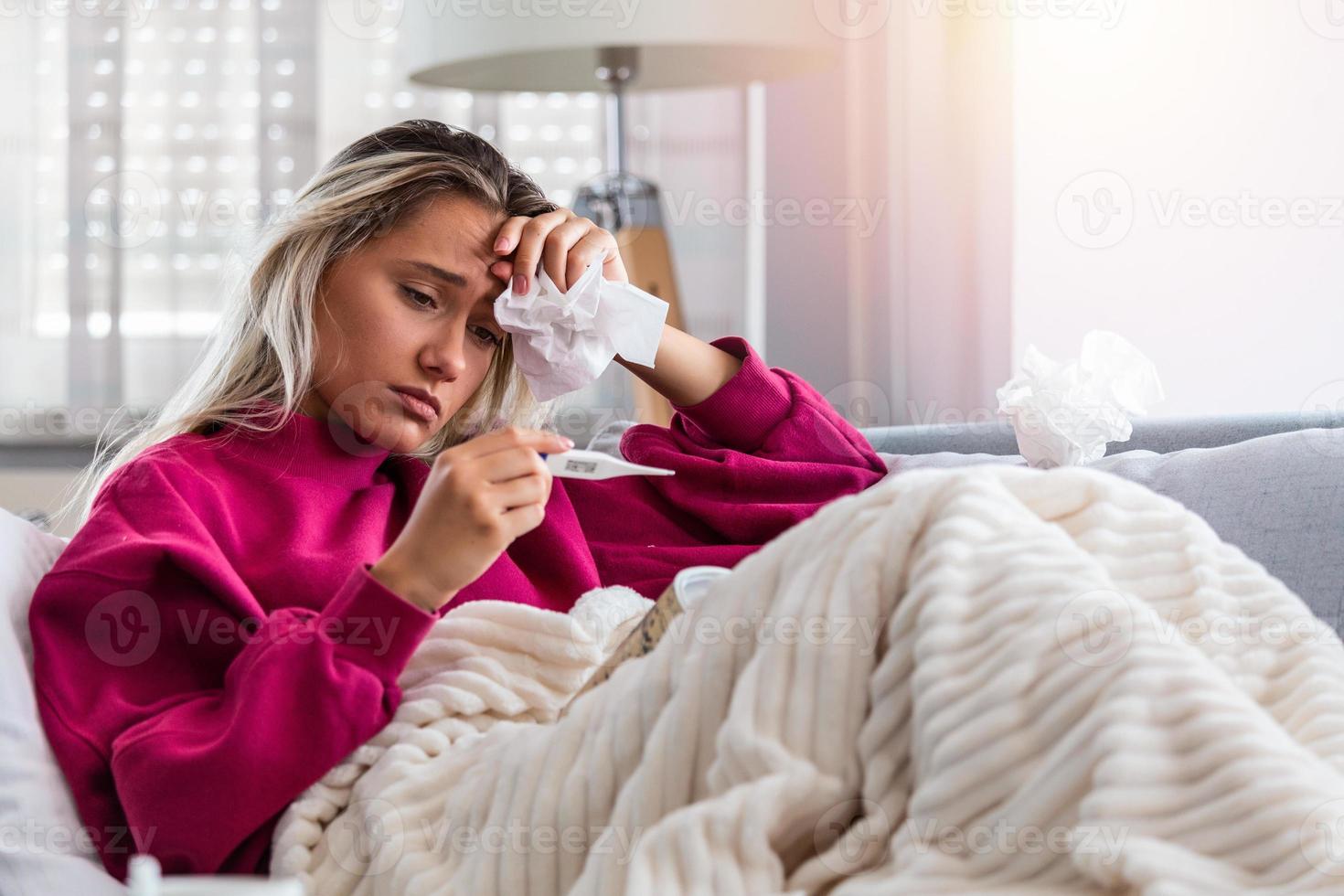 malato giorno a casa. bionda donna ha coronavirus o Comune freddo. tosse. avvicinamento di bellissimo giovane donna catturato freddo o influenza malattia. ritratto di malsano ragazza sensazione dolore nel gola. foto