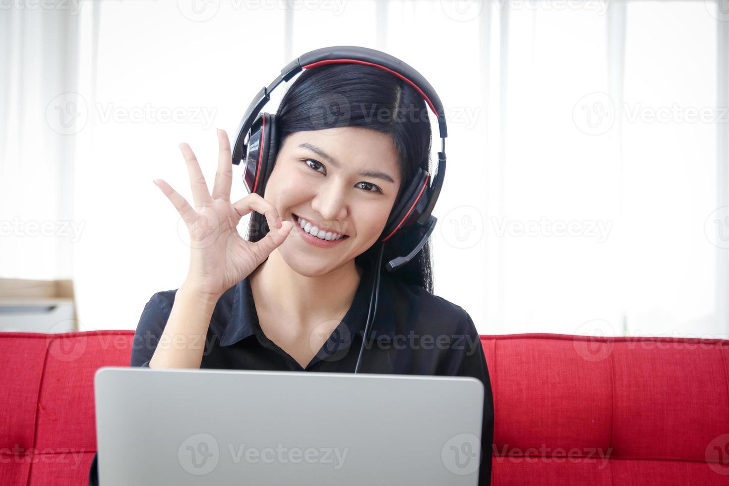 asiatico femmina insegnanti insegnare studenti vivere in linea attraverso video conferenza, imparare a partire dal il Internet, virtuale di conferenza, perché di il coronavirus scoppio. il concetto di sociale distanza. foto