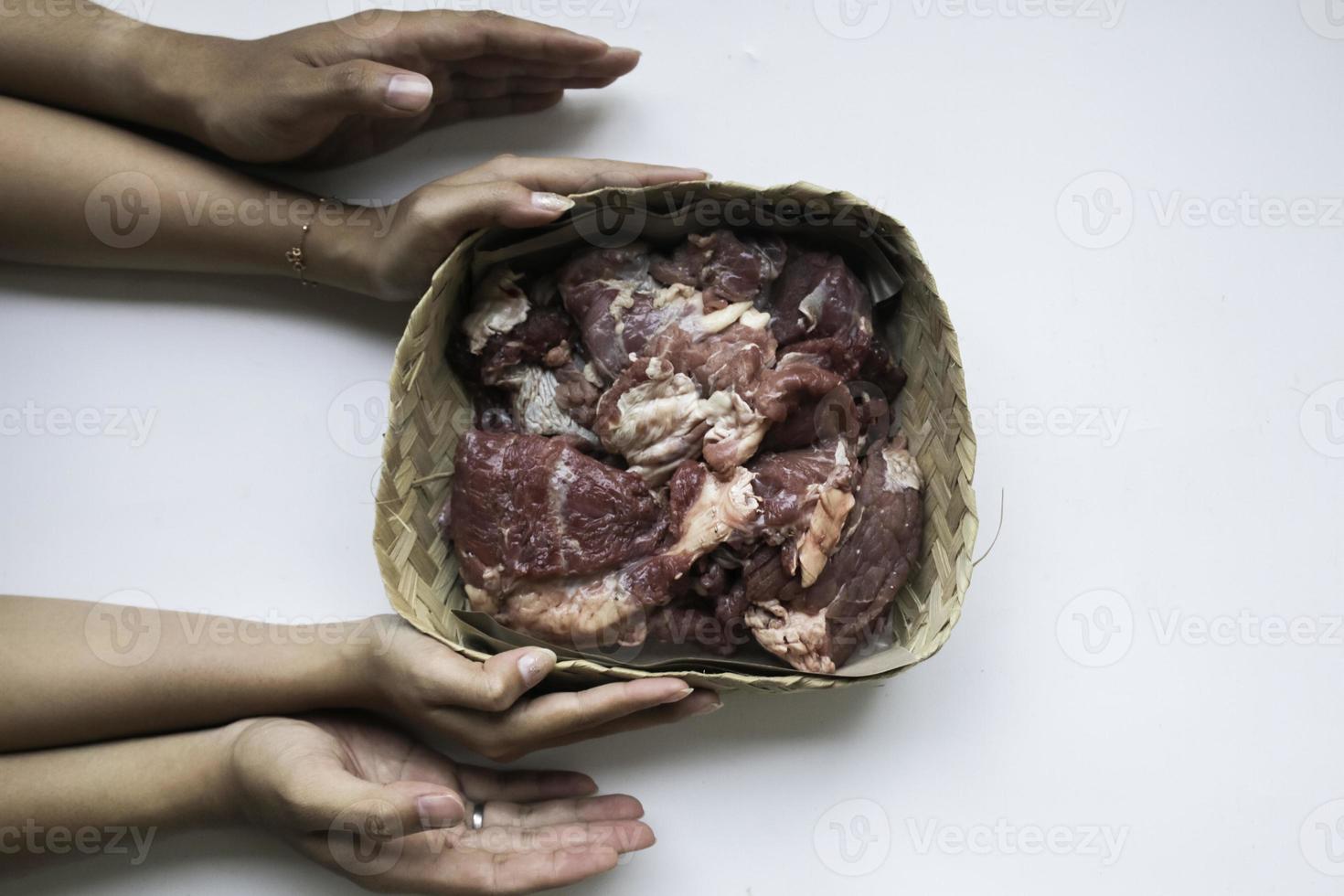 il superiore Visualizza di dando di sacrificale carne su eid al-Adha isolato di bianca sfondo foto