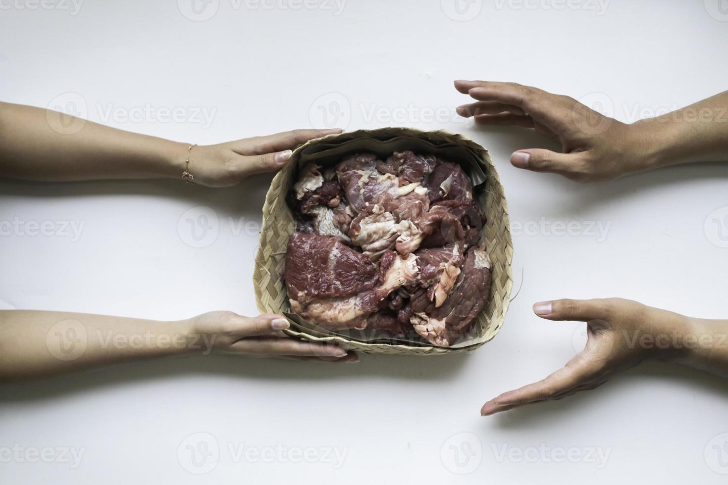 il superiore Visualizza di dando di sacrificale carne su eid al-Adha isolato di bianca sfondo foto