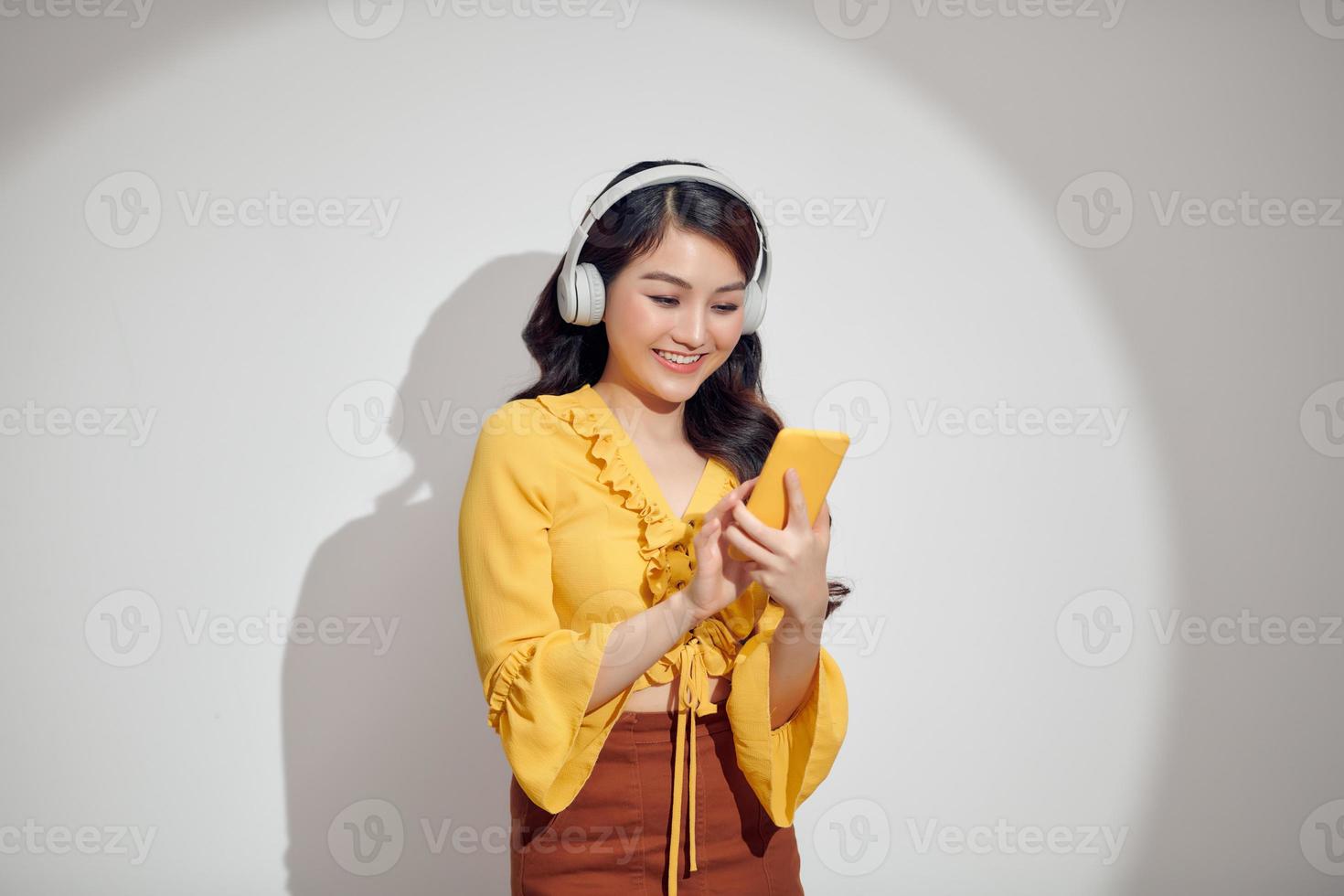 asiatico donne ascoltando per musica foto