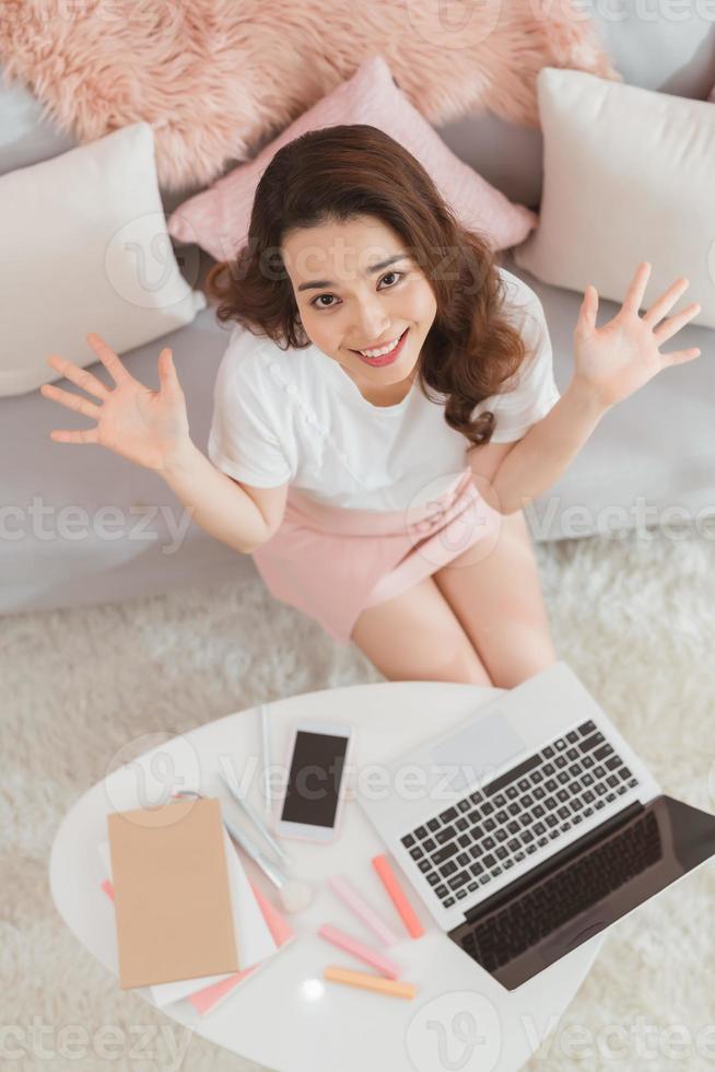 inizio su piccolo attività commerciale imprenditore pmi o libero professionista donna Lavorando a casa concetto foto