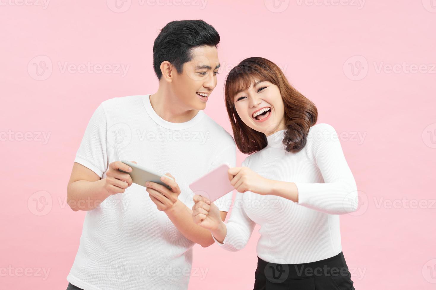 ridendo giovane coppia amici tipo ragazza nel bianca magliette in posa isolato su rosa sfondo. foto