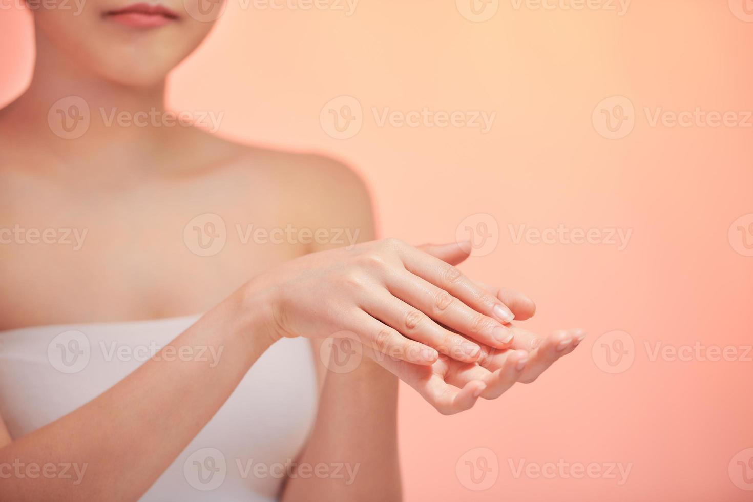 donna nel biancheria intima si applica crema su asciutto mani foto