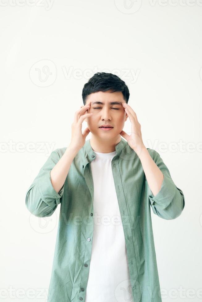 asiatico uomo ottenere un' mal di testa su bianca sfondo foto