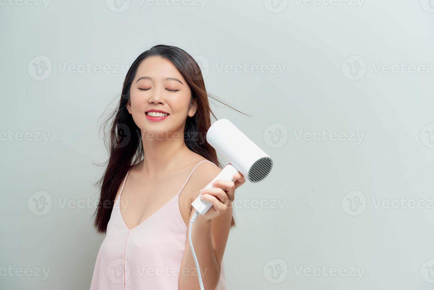 asiatico donna essiccazione sua capelli foto