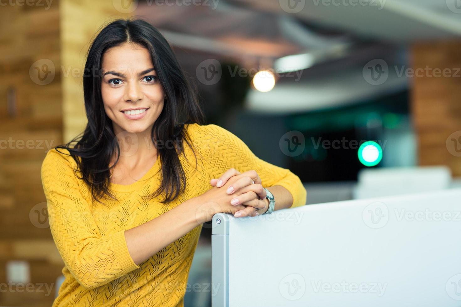 Ritratto di una bella donna d'affari felice foto