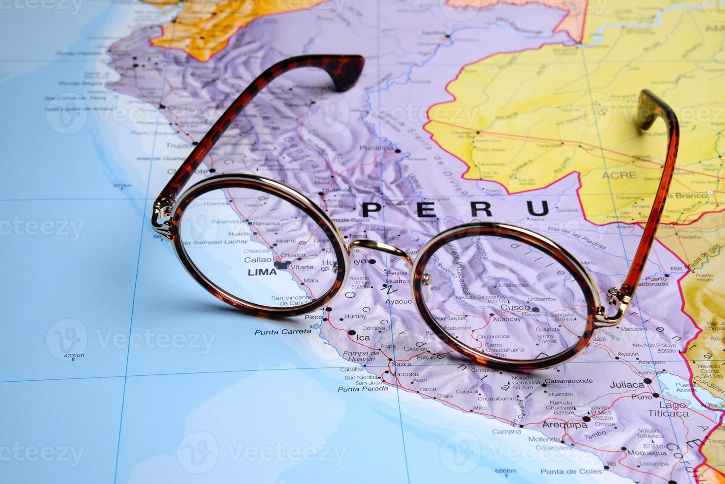 occhiali su una mappa - Lima foto