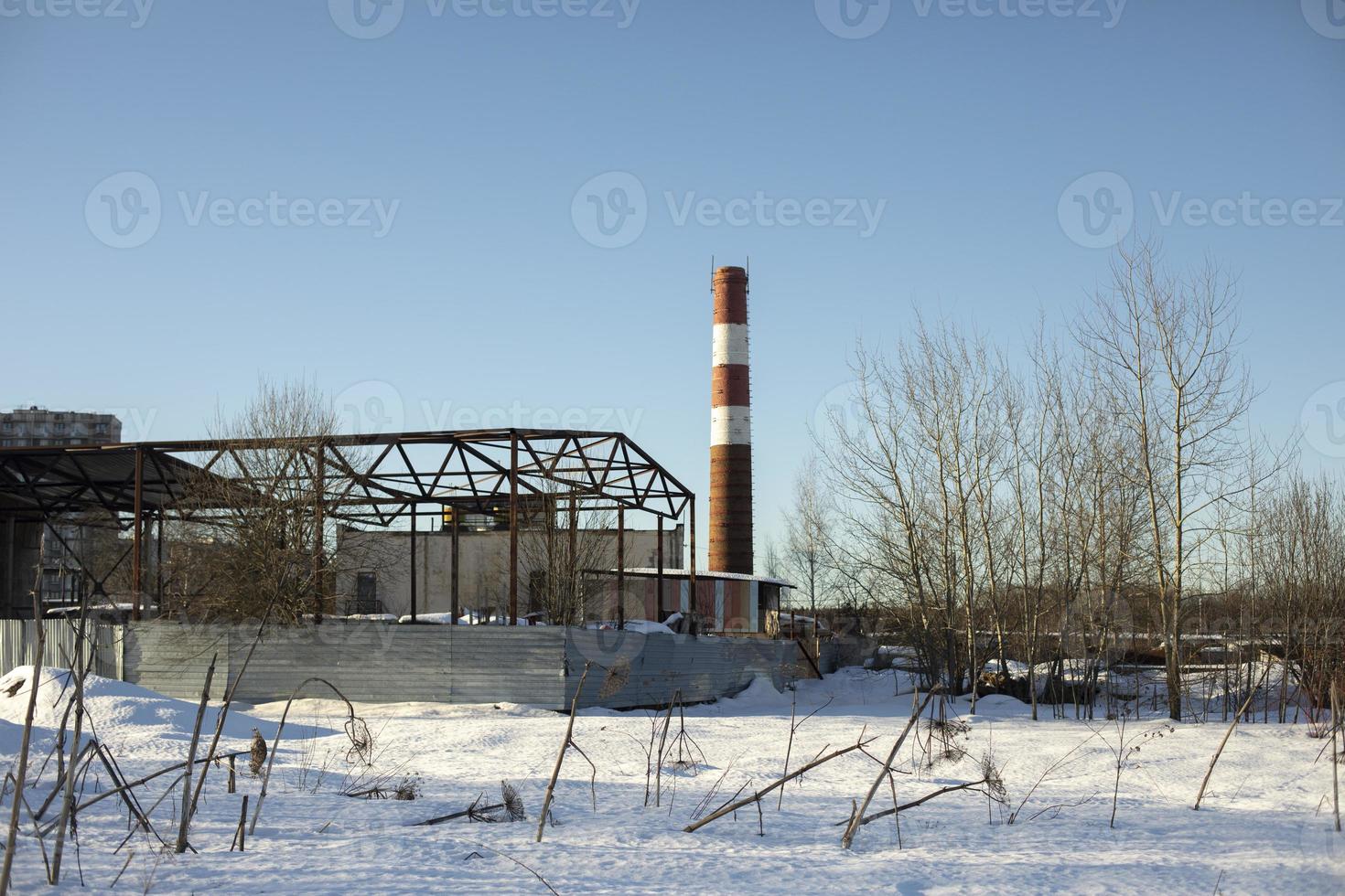 industriale genere. paesaggio con tromba. industriale zona nel inverno. foto