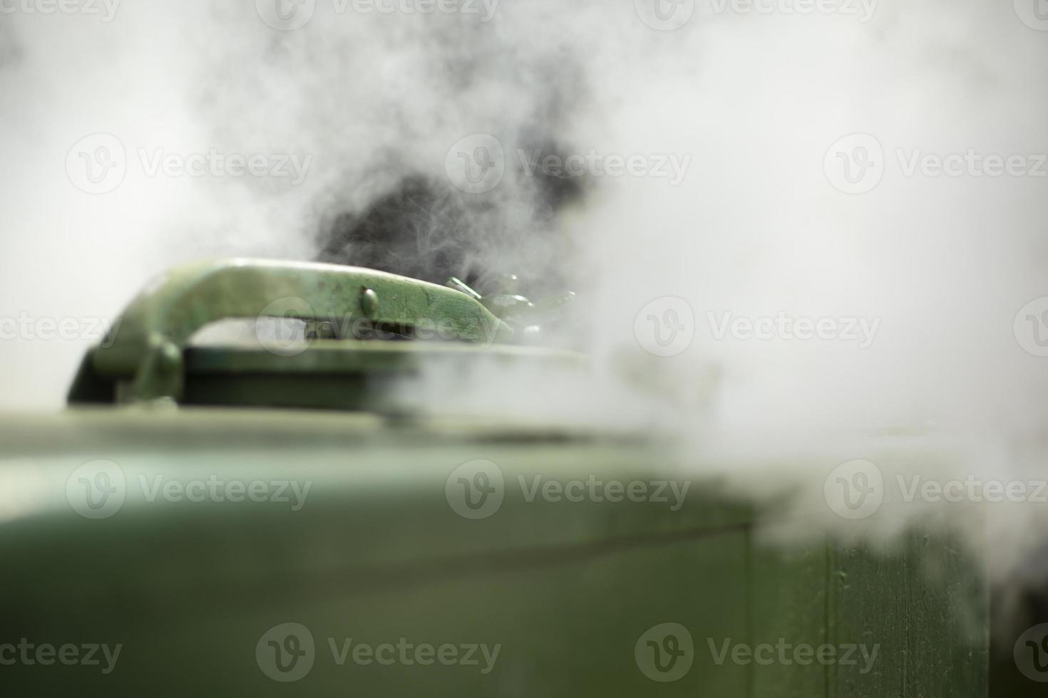 cucina da campo militare. vapore dalla cucina esterna. fumo dalla combustione. la cucina nell'esercito è in dettaglio. foto