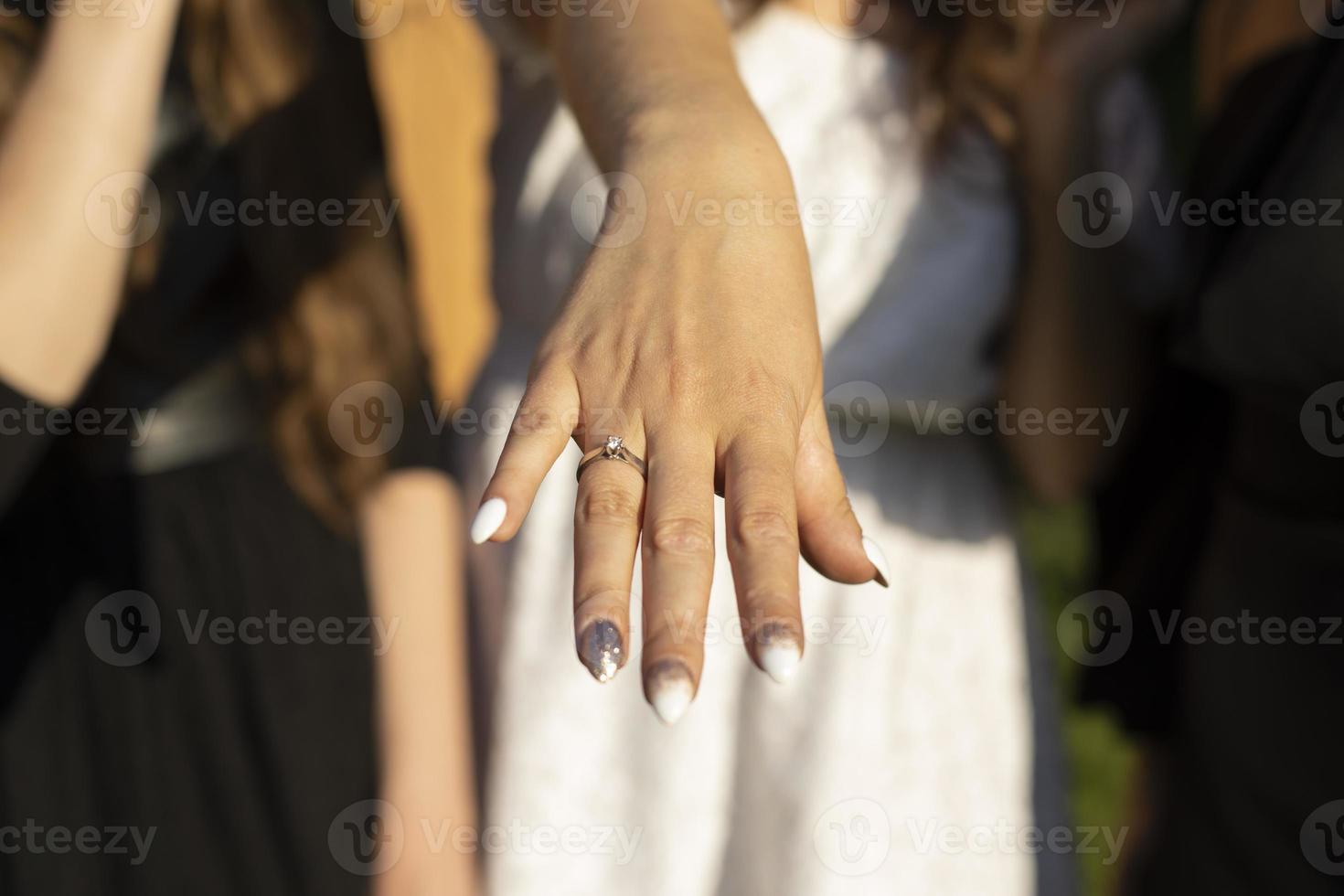 nozze squillare su ragazze dito. ragazze mano con squillo. dettagli di cerimonia. nozze celebrazione. foto