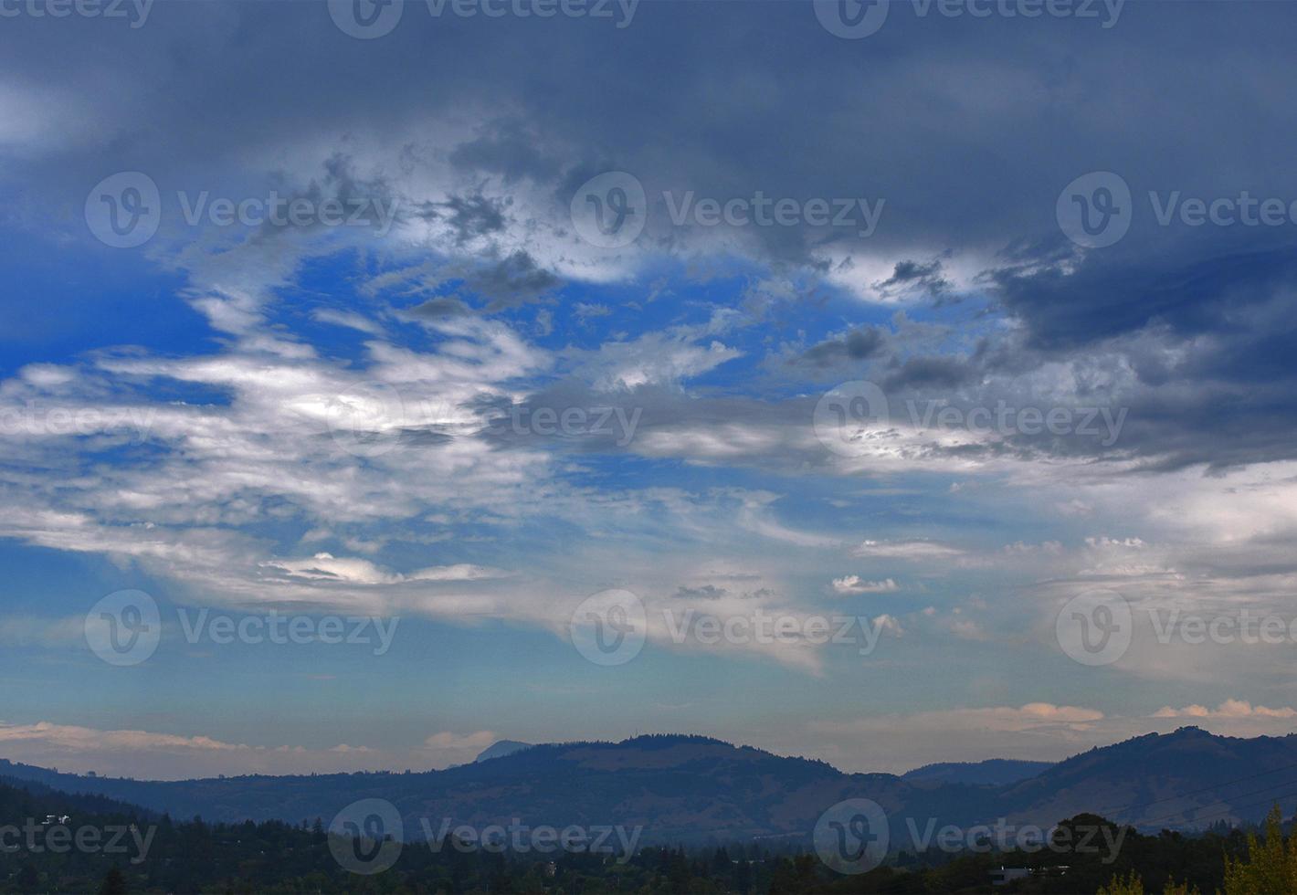 sognante nuvoloso cielo al di sopra di montagne foto