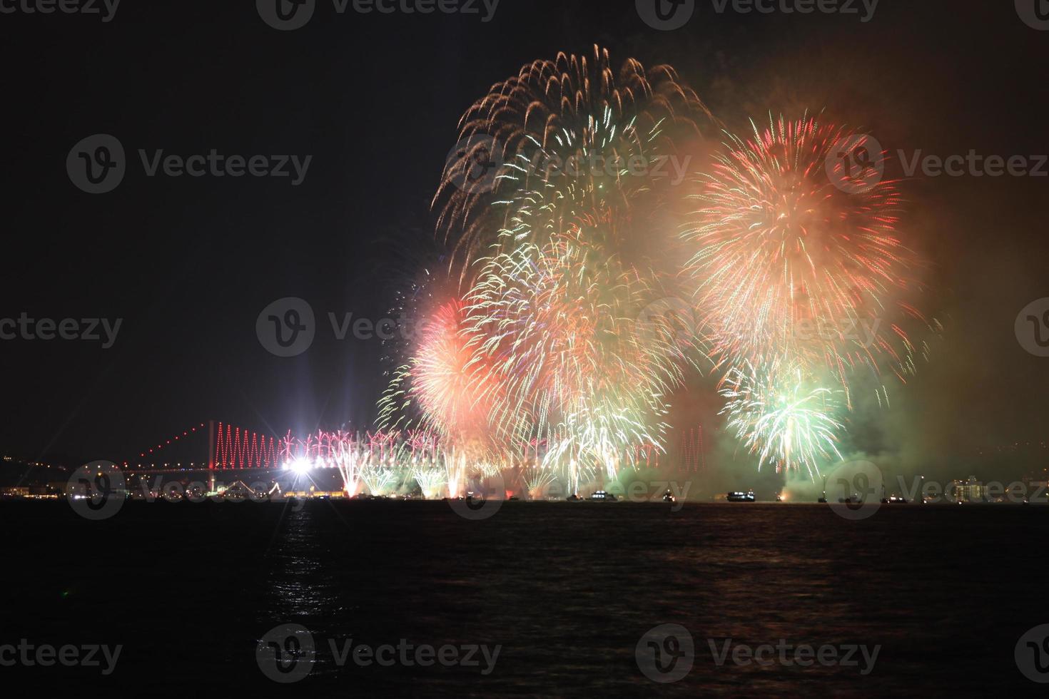 fuochi d'artificio al di sopra di bosphorus stretto foto