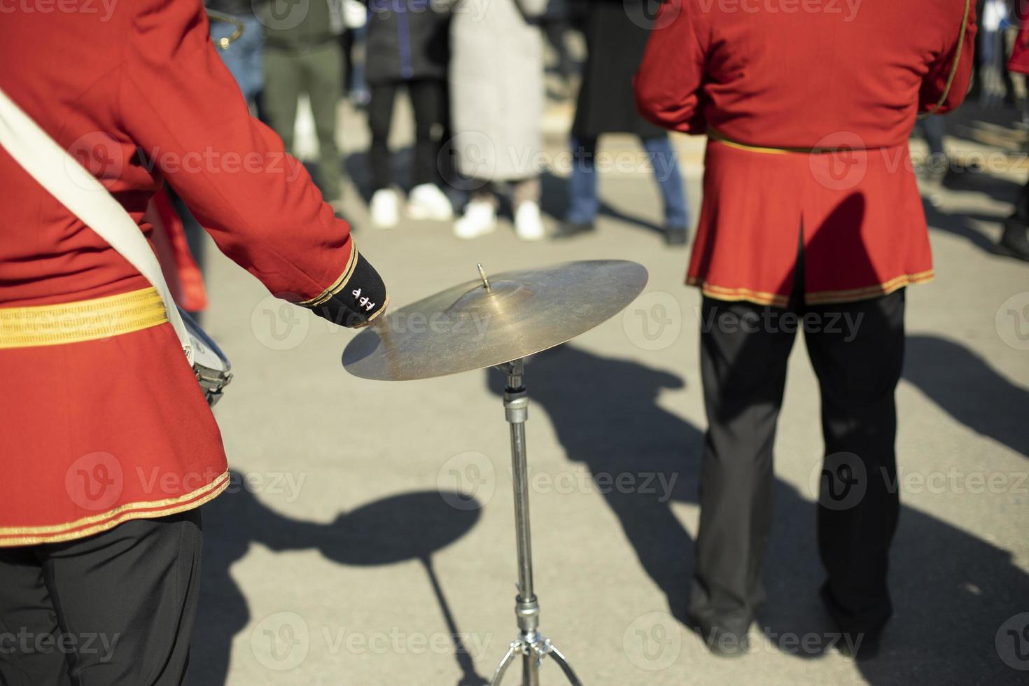 batterista a parata nel rosso Abiti. tambureggiando. foto