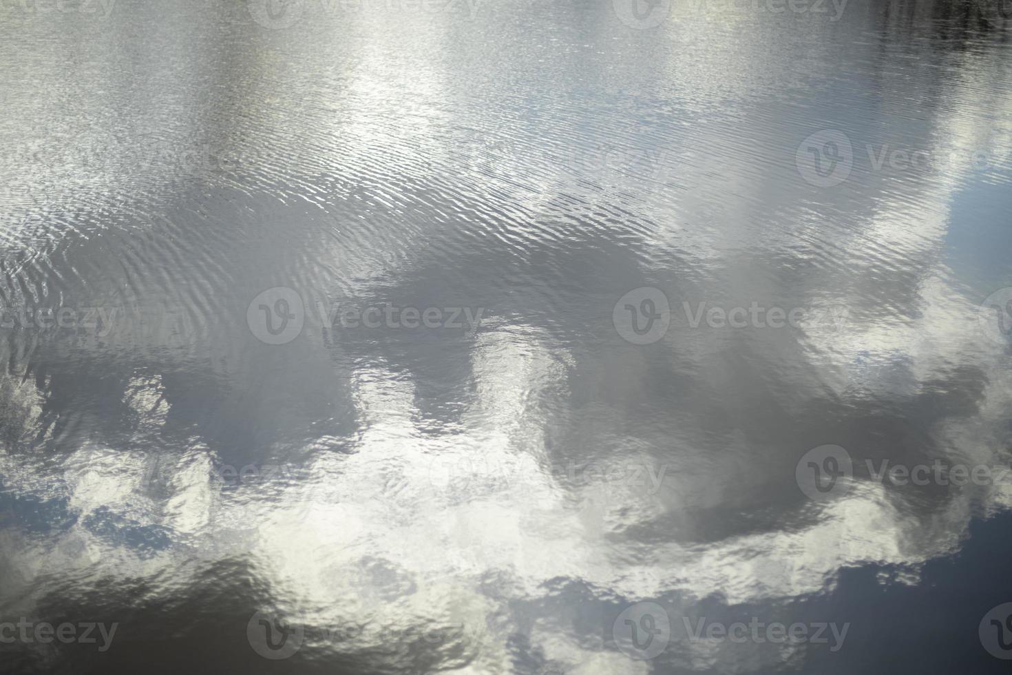 struttura di acqua. riflessione di nuvole nel acqua. increspature su lago. foto