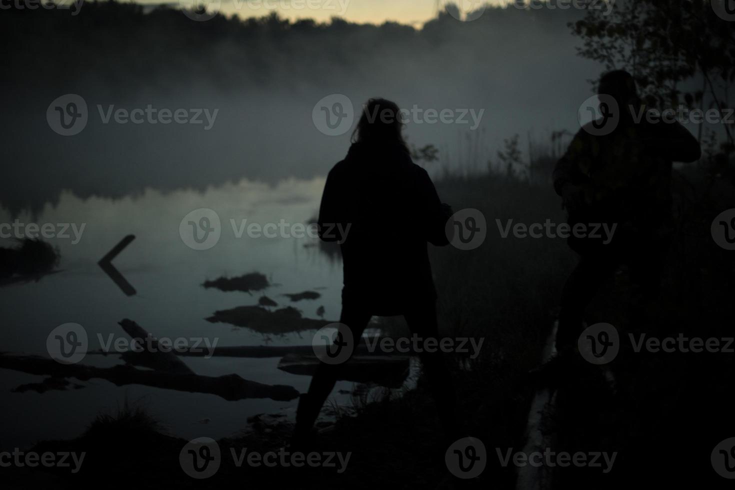 uomo nel nebbia prima alba. riposo su lago. foto