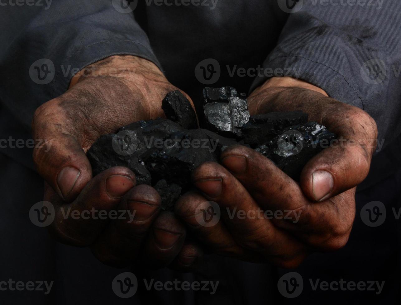 carbone nelle mani foto