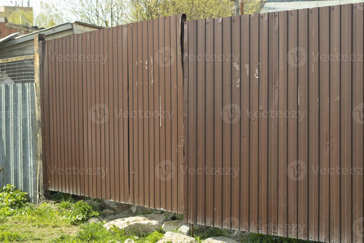 cancello è fatto di metallo profilo. acciaio recinzione. foto