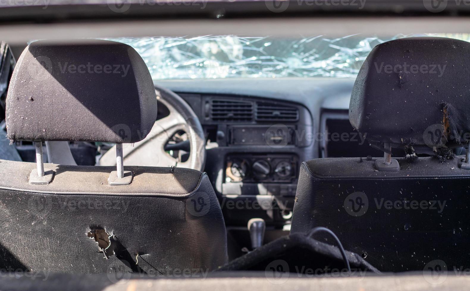 finestrino dell'auto danneggiato dopo un incidente. parabrezza rotto a causa di un incidente, vista interna. dettagli interni cabina, vista dalla cabina. movimento sicuro. parabrezza rotto. crepa e danneggiamento del vetro. foto