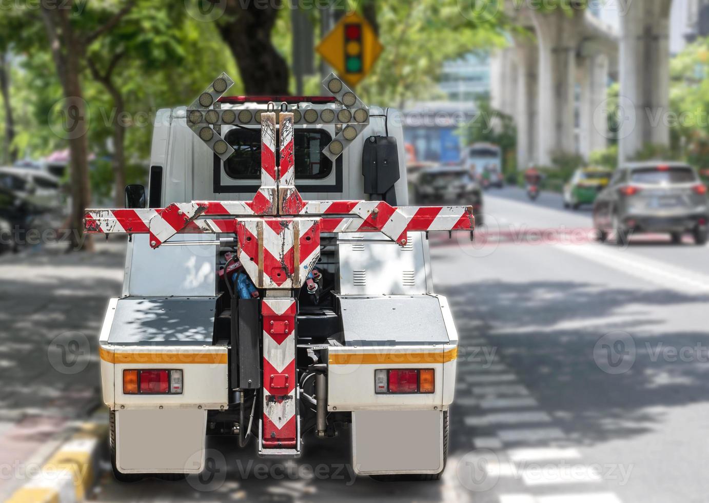 trainare camion parcheggiata su lato strada foto