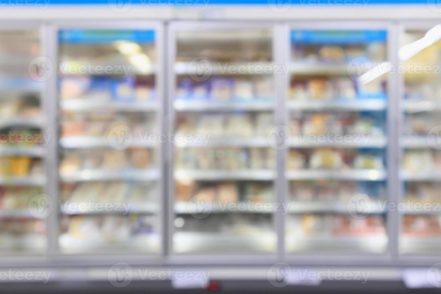 frigoriferi commerciali del supermercato congelatore che mostra gli alimenti congelati sfocatura dello sfondo astratto foto