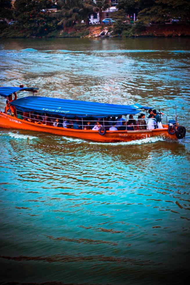 la bella barca sul fiume foto