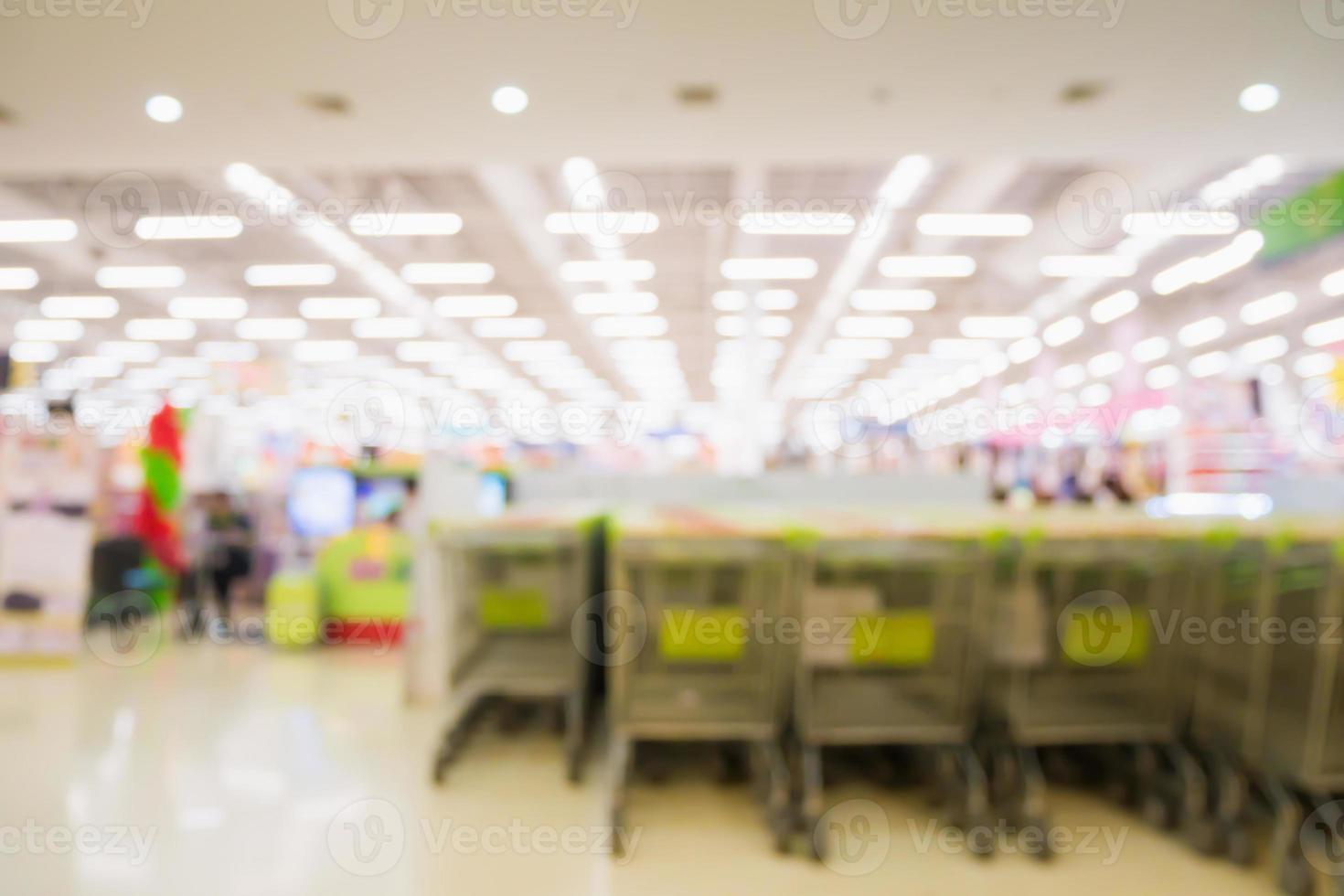 carrello della spesa astratto di sfocatura sullo sfondo del supermercato foto