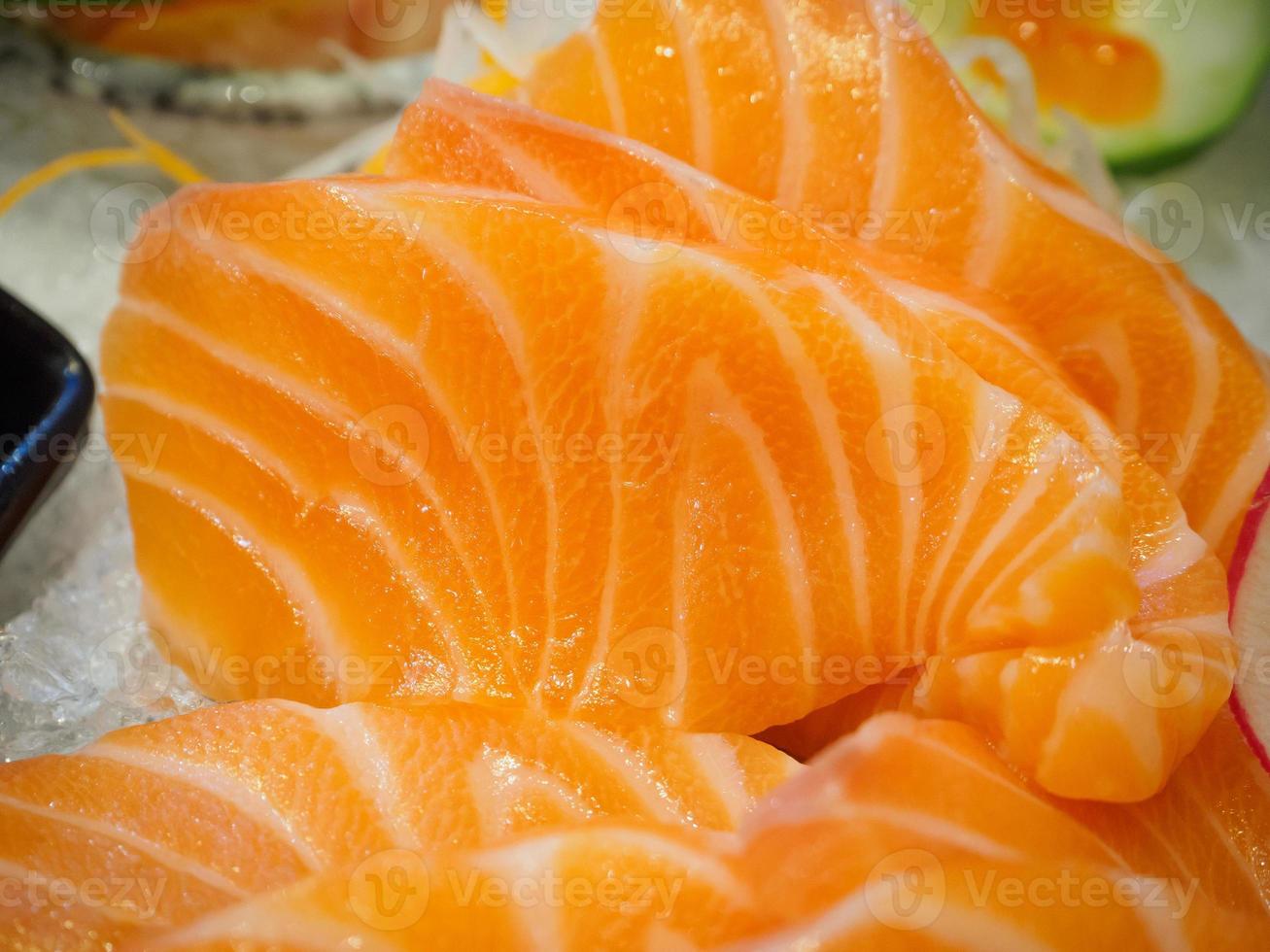 fetta di salmone fresco sashimi in stile giapponese foto