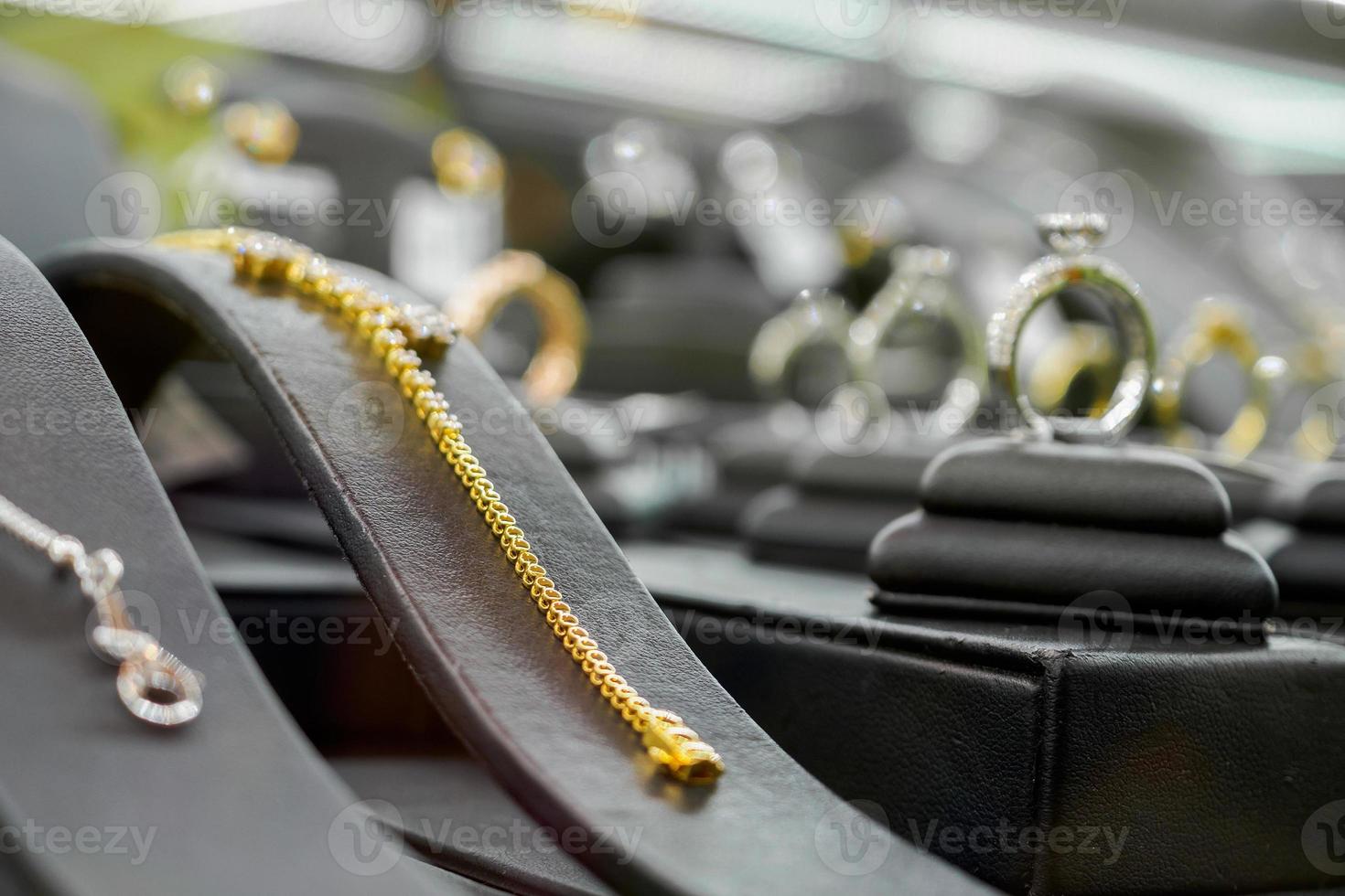 gioielleria diamante negozio con braccialetto anelli e collane nel lusso Al dettaglio memorizzare foto