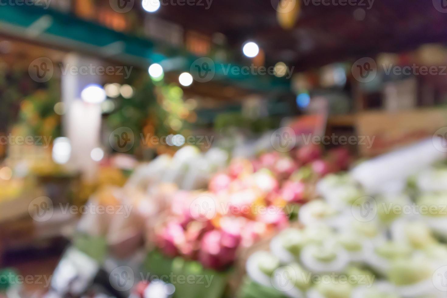 sfocatura astratta frutta e verdura fresca organica sugli scaffali di generi alimentari nel negozio di supermercati sfocato bokeh sfondo chiaro foto