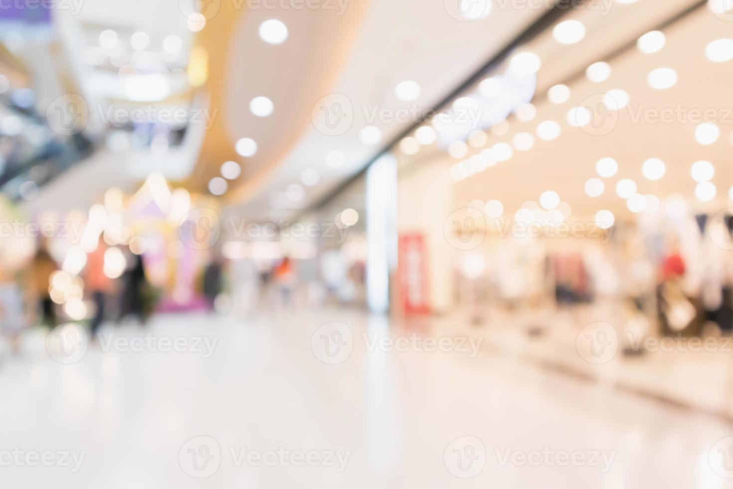 sfocatura astratta persone nel moderno centro commerciale interno sfondo sfocato foto