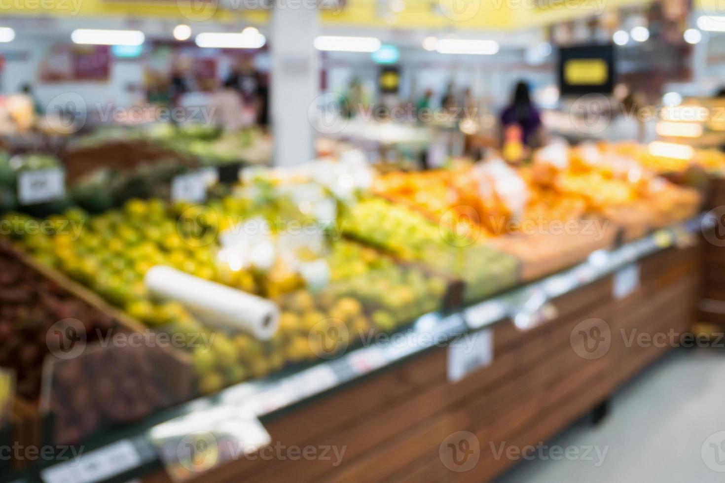 supermercato negozio di alimentari con frutta e verdura sugli scaffali sfondo sfocato foto