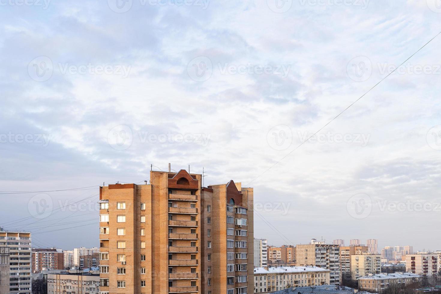 blu cielo con nuvole al di sopra di orbano case nel mattina foto