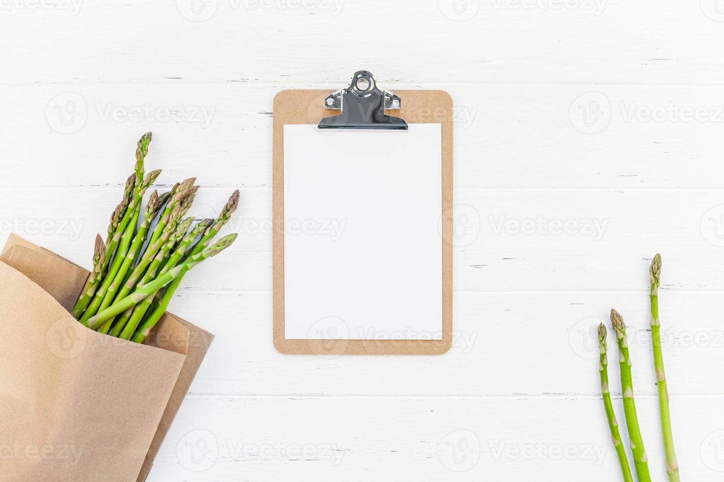 asparagi verdi freschi con mockup di appunti di carta foto