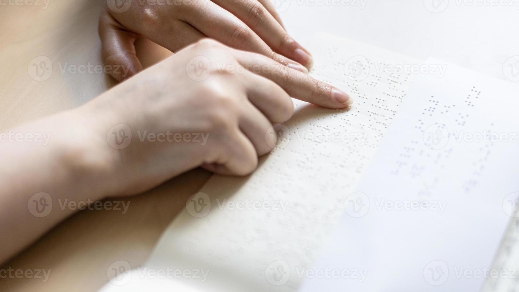 lettura libro e Nota con braille testo foto