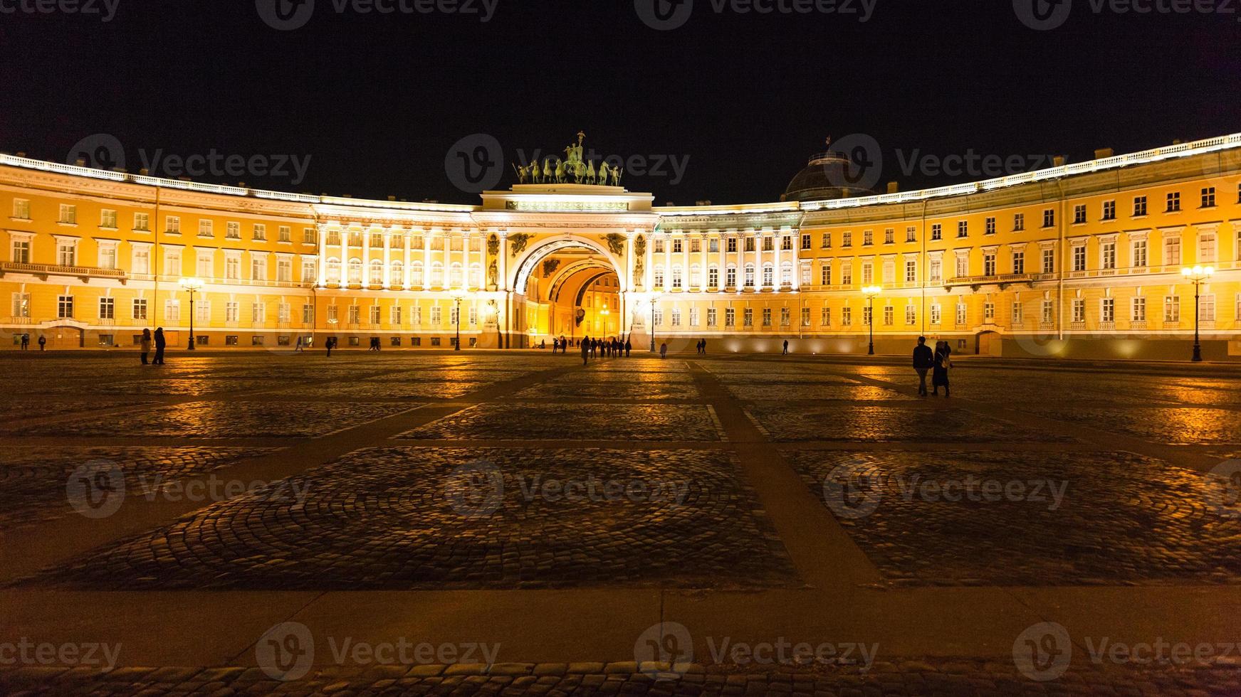 palazzo piazza e generale personale edificio nel notte foto