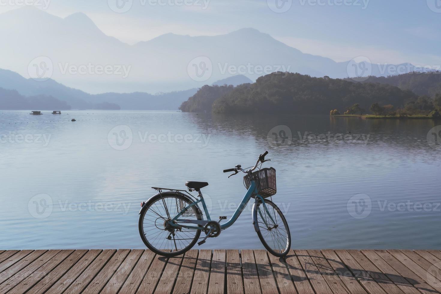 bicicletta su sole Luna lago bicicletta sentiero, viaggio stile di vita concetto foto