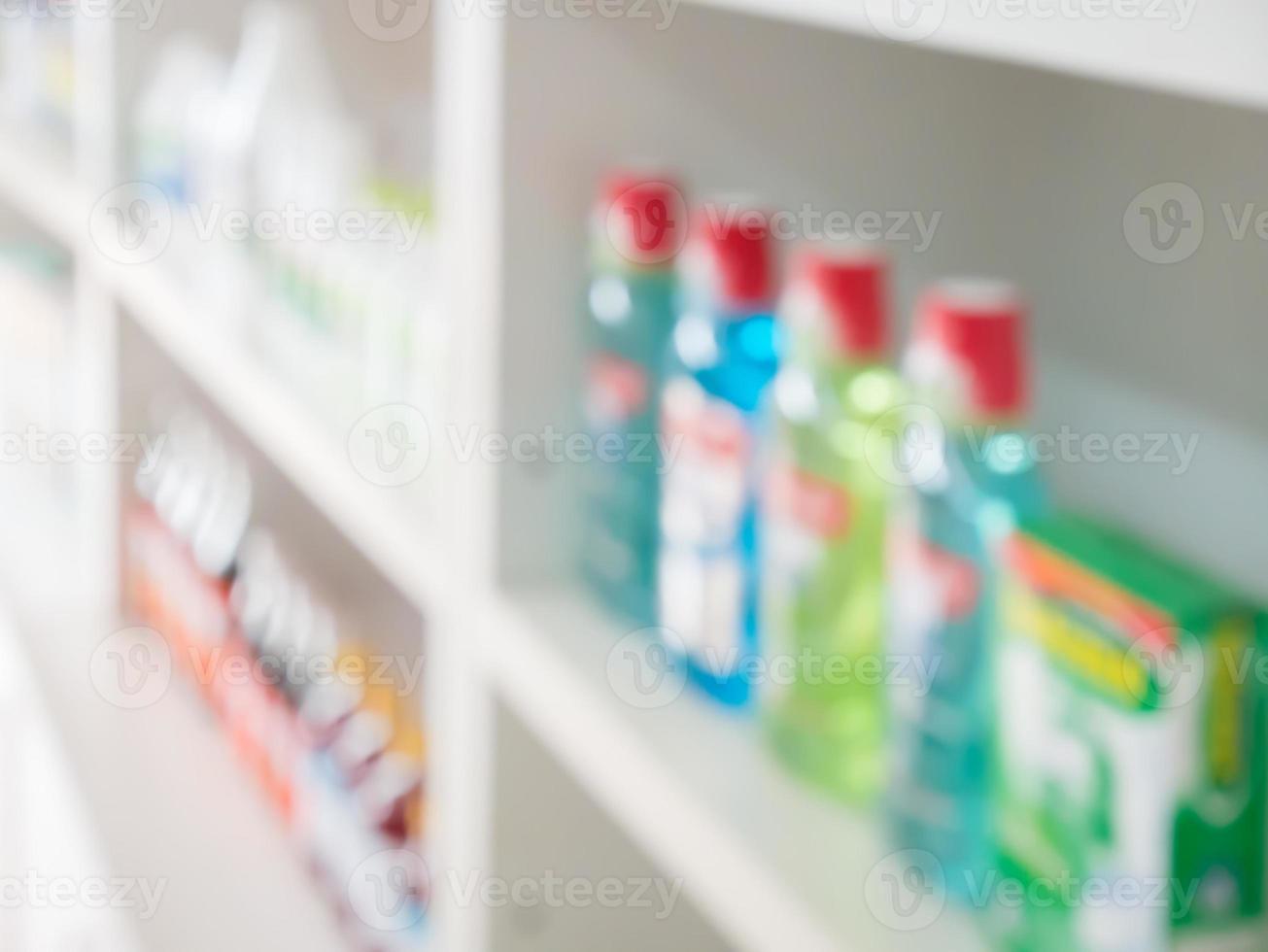 primo piano di bottiglie di medicinali sugli scaffali di farmaci in farmacia foto