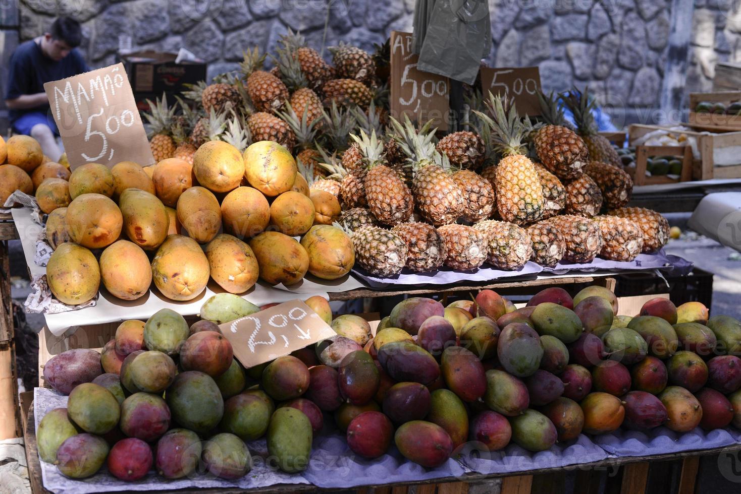 frutta mercato nel aria aperta mercato con Mango e papaia e ananas foto