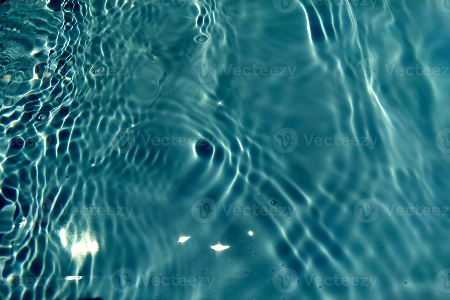 defocus sfocato trasparente blu colorato chiaro calma acqua superficie struttura con spruzzi e bolla. di moda astratto natura sfondo. acqua onda nel luce del sole con copia spazio. blu acquerello splendente. foto