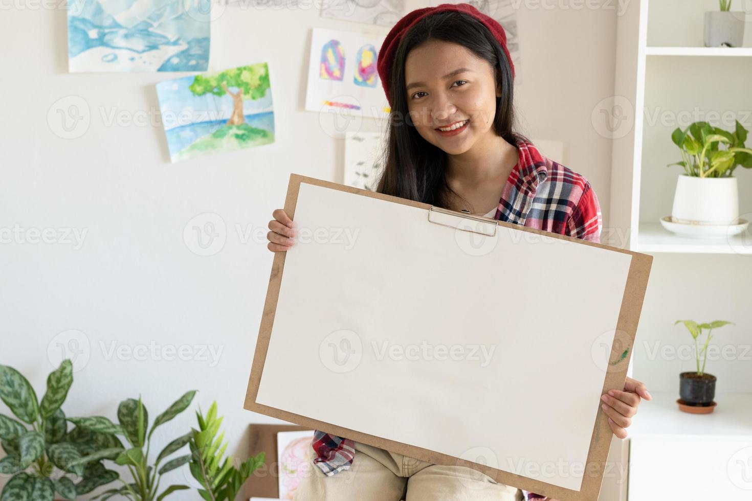 giovane ragazza hold telaio e carta a casa. passatempo e arte studia a casa. foto